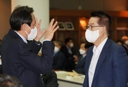 지난달 16일 박지원(오른쪽) 전 국정원장이 우상호(왼쪽) 더불어민주당 비상대책위원장과 서울 마포구 연세대학교 김대중도서관 컨벤션홀에서 열린 6.15 남북정상회담 22주년 기념식 및 학술회의에서 만나 대화하고 있다. 연합뉴스.